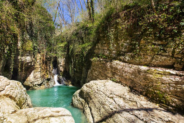 Кубань: где каждый ветер зовёт к столу, а горы держат дверь открытой