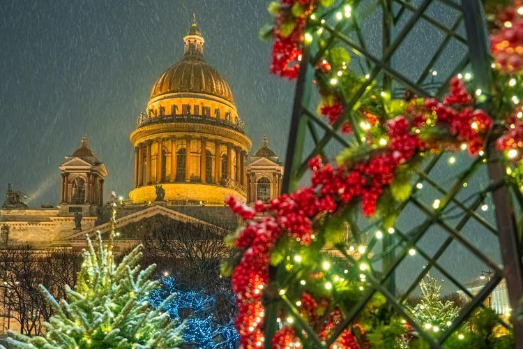 Сказка в каменных стенах: новогодние ритуалы Петербурга