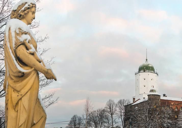 Сказка в каменных стенах: новогодние ритуалы Петербурга